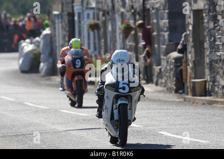 Chris Palmer auf seiner Mannin Honda 250 führt Ian Lougher auf seiner Honda 250 neben den Hütten auf den Ausgang von Ballabeg Haarnadel. Stockfoto