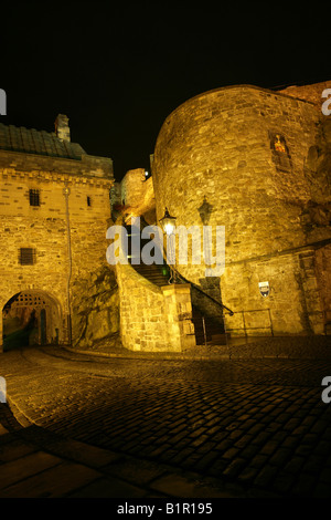 City of Edinburgh, Schottland. Nacht mit Blick auf Edinburgh Castle Portcullis Gate und Lang Treppen Flutlicht. Stockfoto