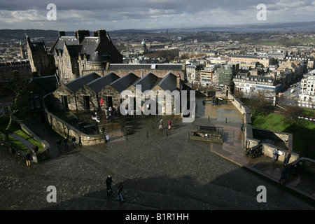 City of Edinburgh, Schottland. Das Krankenhaus und ehemaligen Wagen Schuppen, jetzt eine Teestube und Mühlen montieren Batterie am Edinburgh Castle. Stockfoto