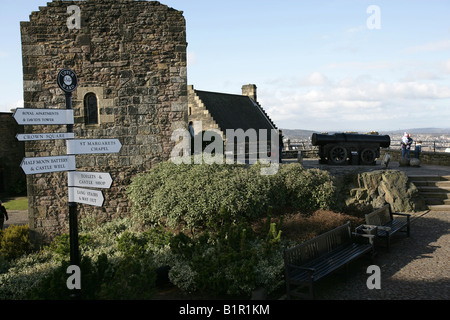 City of Edinburgh, Schottland. Edinburgh Castle mit einem touristischen Wegweiser, St Margarets Chapel und Mons Meg Kanone. Stockfoto