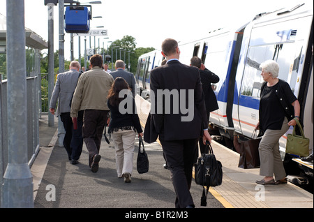 Chiltern Railways Passagiere steigen Sie aus dem Zug bei Warwick Parkway Station, UK Stockfoto