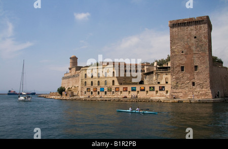 Marseille Hafen Eingang Fort St. Jean mit einer Outdoor-Ausstellung von Gemälden an den Wänden zeigen. Stockfoto