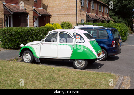 Citroen 2CV Dolly grün und Creme in eine Vorstadt enge geparkt Stockfoto