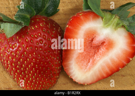 Eine schöne Erdbeere in zwei Hälften geschnitten Stockfoto