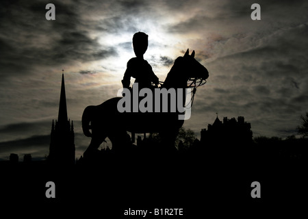 City of Edinburgh, Schottland. Silhouette Blick auf die Royal Scots Greys Burenkrieg Denkmal Reiterstatue, in der Princes Street. Stockfoto