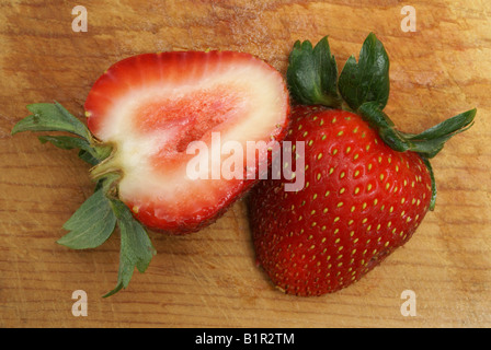 Reife Erdbeere in zwei Hälften geschnitten Stockfoto