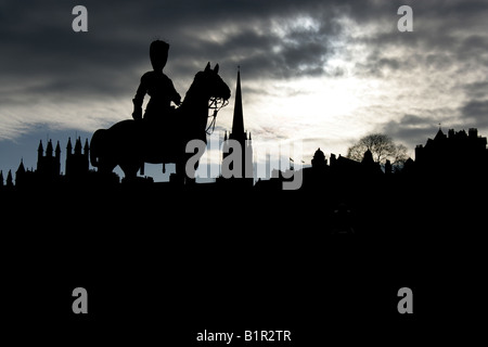 City of Edinburgh, Schottland. Silhouette Blick auf die Royal Scots Greys Burenkrieg Denkmal Reiterstatue, in der Princes Street. Stockfoto