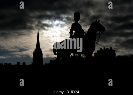 City of Edinburgh, Schottland. Silhouette Blick auf die Royal Scots Greys Burenkrieg Denkmal Reiterstatue, in der Princes Street. Stockfoto