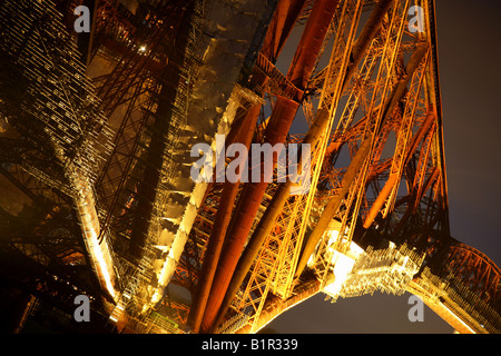 City of Edinburgh, Schottland. Nachtansicht des Forth Rail Bridge, über den Fluss Forth, Reparaturarbeiten zeigen. Stockfoto