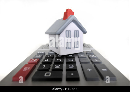 MUSTERHAUS MIT TASCHENRECHNER RE KOSTEN/RECHNUNGEN/WIRTSCHAFT/WOHNUNGSMARKT Stockfoto