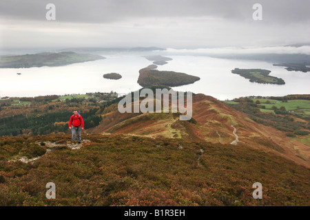 Wanderer, aufsteigender Conic Hill auf der West Highland Way mit Loch Lomond im Hintergrund Stockfoto