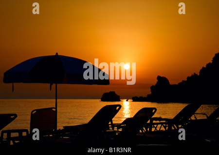 Sonnenuntergang am Strand auf der Insel Korfu Stockfoto