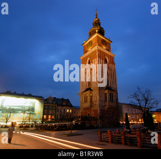 Rathausturm (Ratusz) auf (Grand) Hauptmarkt (Rynek Glowny) in Krakow (Krakau) bei Nacht, Polen Stockfoto