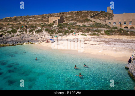 Erhöhte Ansicht von Touristen am Strand, Hondoq Bay, Gozo, Malta Stockfoto