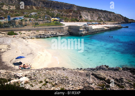 Erhöhte Ansicht eines Touristen am Strand, Hondoq Bay, Gozo, Malta Stockfoto