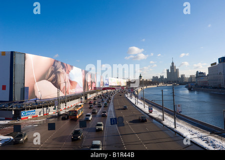 Verkehr auf der Moskvoretskaya Autobahn und der Moskwa Fluss Moskau Russland Stockfoto