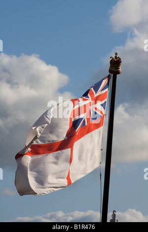 White Ensign Fahne auf HMS Caroline festgemacht in Belfast, Nordirland Stockfoto