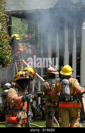 Feuerwehrmänner zu reagieren, um ein Haus Feuer in Maryland löschen Stockfoto