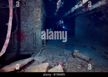 Eine Taucher schwimmt entlang die Passagen in den Trümmern des Roten Meeres WW2 SS Thistlegorm Schiffswracks. Stockfoto