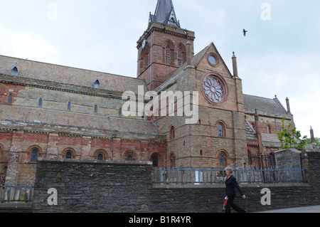 Teile des St. Magnus Cathedral in Kirkwall, der Hauptstadt von Orkney, stammen aus dem 12. Jahrhundert. Stockfoto