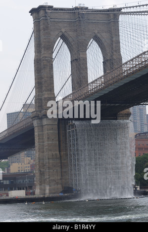 Einer der vier Wasserfälle, die vom Künstler Olafur Eliasson im New Yorker East River als Kunst im öffentlichen Raum-Projekt installiert. Stockfoto