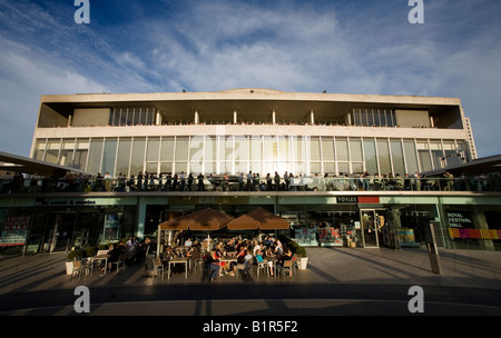 Personen außerhalb der Royal Festival Hall London England Großbritannien UK Stockfoto