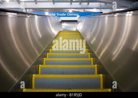 Die Rolltreppe hinauf von der World Trade Center PATH Station befindet sich auf dem Gelände des ehemaligen World Trade Center Stockfoto