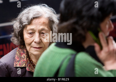 Eine ältere Frau in der Nähe von Carnegie Hall in New York City New York USA June5 2008 Stockfoto