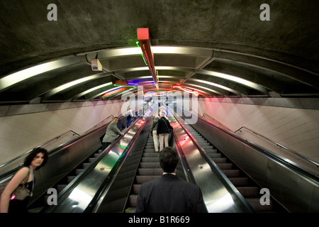 Pendler steigen die Rolltreppe am Bahnhof in Jersey City NJ Exchange Place Weg 6. Juni 2008 Stockfoto