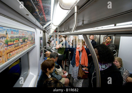 U-Bahn-Fahrgäste in in New York New York USA 6. Juni 2008 Stockfoto
