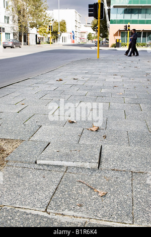 Eine lockere, gebrochene Pflaster Platte auf einem Pflaster. Thema "Unfall geschehen" Stockfoto