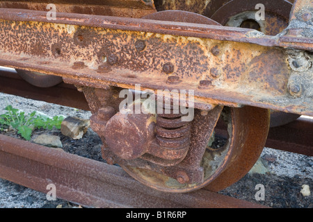 Rostige alte Eisenbahn Wagen Rad beschlagnahmt Stockfoto