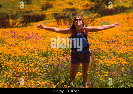 Ein Wanderer genießen die Wildblumen vor allem kalifornische Mohn Stockfoto