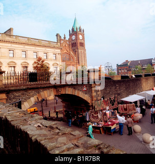 Derry City, Co Derry, Nordirland, Derry City Walls und der Guildhall Stockfoto