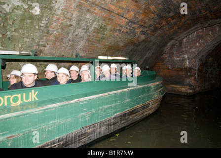 Tourests in einer Reise Narrowboat in Dudley Tunnel Black Country Living Museum Tipton Junction Dudley Kanal West Midlands Englan Stockfoto