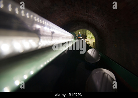 Tourests in einer Reise Narrowboat in Dudley Tunnel Black Country Living Museum Tipton Junction Dudley Kanal West Midlands Englan Stockfoto