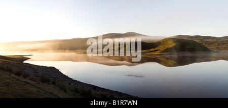 Sonnenaufgang über dem Loch Dughaill, Wester Ross, Schottland Stockfoto