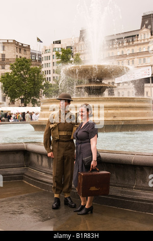 Junger Soldat in WWII Uniform mit Frau in Trafalgar Square in London Stockfoto