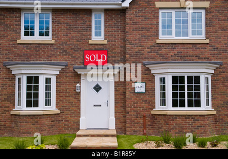 Freistehendes Haus uk. Neu gebaute Einfamilienhaus als verkauft auf Barratt Estate bei Llanfoist in der Nähe von Abergavenny Monmouthshire markiert Stockfoto