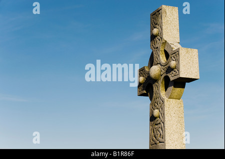 Keltisches Steinkreuz gegen blauen Himmel. CIL Chriosd Friedhof, Isle Of Skye, innere Hebriden, Schottland Stockfoto