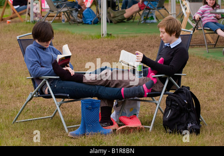 Junges Paar Bücher lesen bei The Guardian Hay Festival 2008 Heu auf Wye Powys Wales UK EU Stockfoto