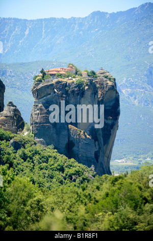 Das Kloster Agia Triada überragt Kalambaka an den Meteora-Felsen in Thessalien in Griechenland Stockfoto