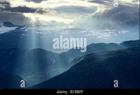 Sonnenstrahlen brechen durch die Wolken im Gebirge Jotunheimen, Norwegen, Norge Stockfoto
