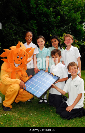 Grundschüler erfreuen Sie sich an mit Sonnenkollektoren installiert an ihrer Schule alle Heiligen Grundschule Fulham London Stockfoto