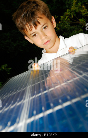 9 Jahre alten Schüler untersuchen ein Solar-Panel alle Heiligen Grundschule Fulham London Stockfoto