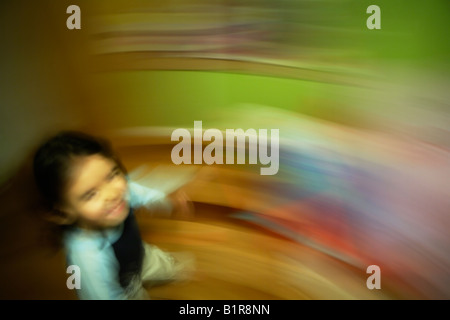 Absichtliche Langzeitbelichtung mit Kamera und Motiv Bewegung erstellen abstraktes Bild Mädchen im Alter von vier Jahren läuft auf ihrem Zimmer Stockfoto