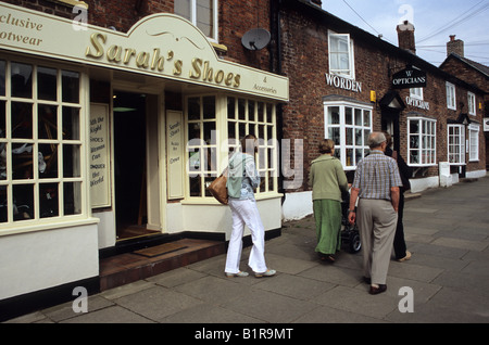 Menschen zu Fuß vorbei an einem Independant Schuhgeschäft In Tarporley Cheshire Stockfoto