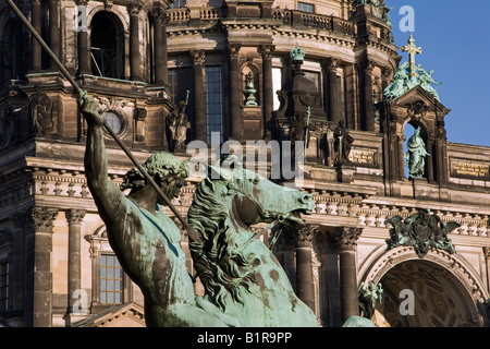 Berlin, Deutschland. Blick auf Berliner Dom, im Vordergrund steht eine Statue auf den Stufen des alten Museum Stockfoto