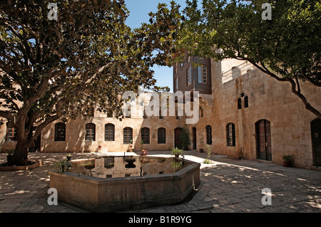 Hama Syrien Riesenmagnolien Baum Azem Palast Innenhof und Springbrunnen Stockfoto