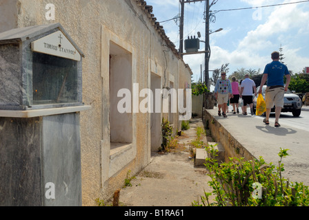 Schmalen Fußgängerweg, Platanias, Kreta, Griechenland. Straße Schrein mit Olivenöl Lampe warnte Fußgänger an Schwerlastverkehr. Stockfoto